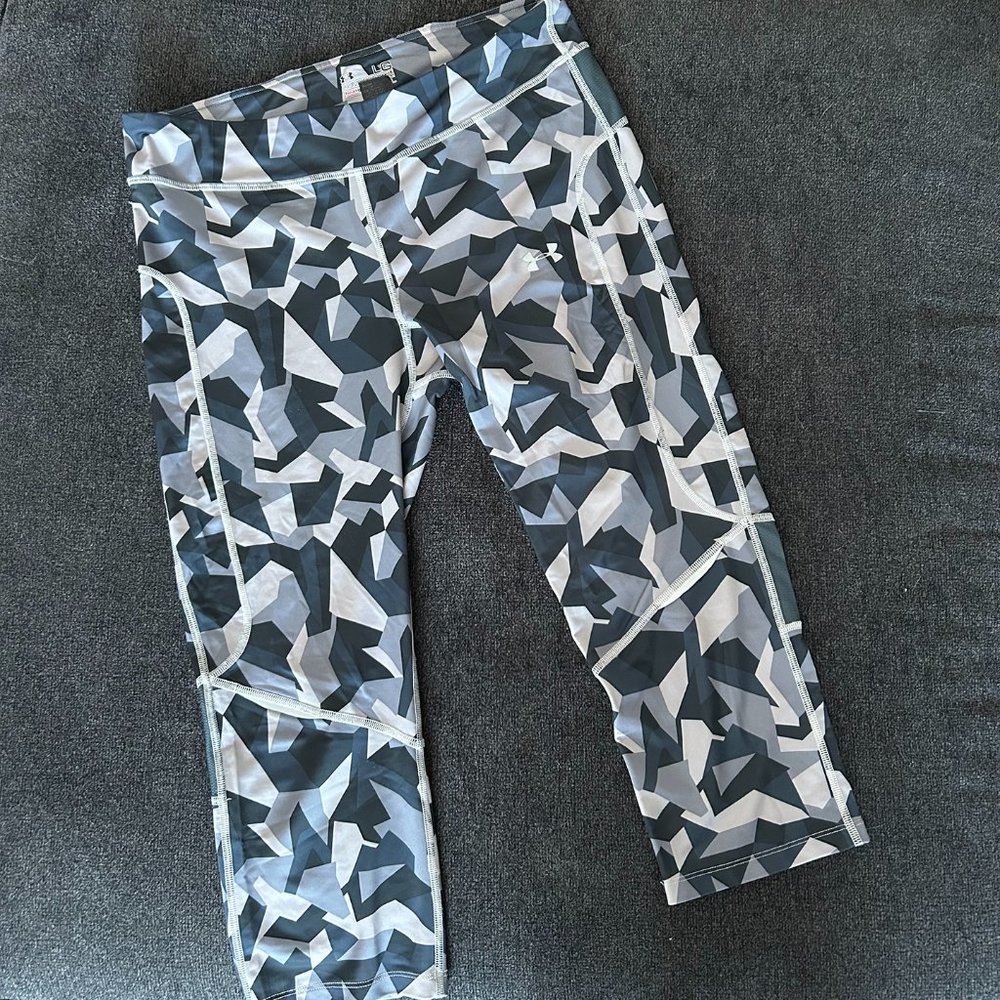 Under Armour Large Heatgear compression Geometric print capri workout leggings